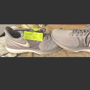 Nike women’s size 9 in really great shape.